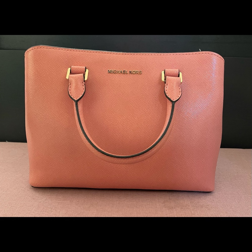 Brand new in tags

Michael Kors Women’s Handbag